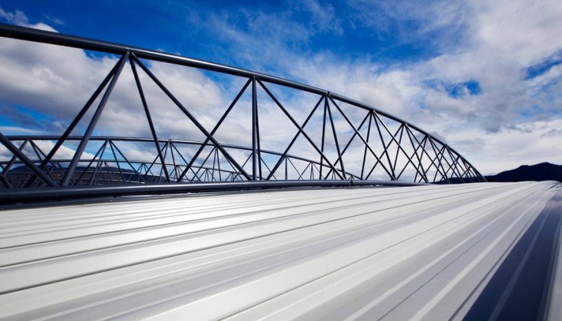 The roof cladding – Fielders HiKlip® 630 made from COLORBOND® steel in the colour Shale Grey™ is suspended below the curving roof trusses